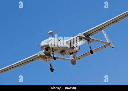 Eine IAI Heron unbemannten im Flug über Palmachim Air Force Base in Israel. Stockfoto