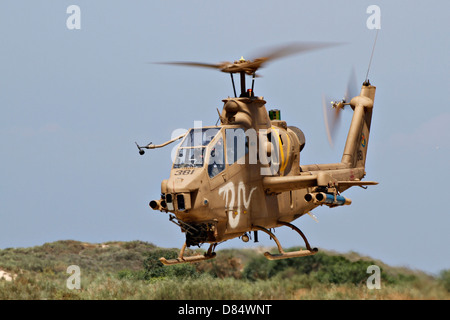 Ein AH-1 s Tzefa Kampfhubschrauber der israelischen Luftwaffe fliegt über Palmachim Air Force Base in Israel. Stockfoto