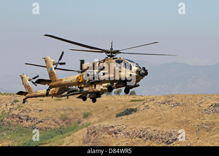 Zwei AH-64A Peten-Kampfhubschrauber der israelischen Luftwaffe im Flug über die Golanhöhen, Israel. Stockfoto