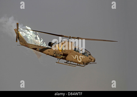 Ein Kampfhubschrauber AH-1 s Tzefa der israelischen Luftwaffe verzichtet Fackeln in der Negev-Wüste, Israel. Stockfoto