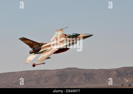 Eine F-16A Netz der israelischen Luftwaffe im Flug über Ovda Air Force Base, Israel. Stockfoto