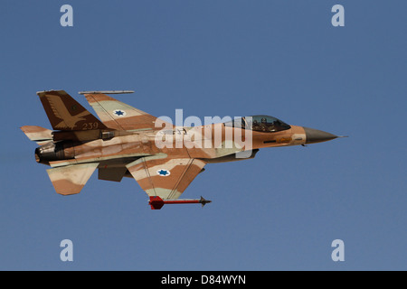 Eine F-16A Netz der israelischen Luftwaffe fliegt über Ovda Air Force Base, Israel. Stockfoto