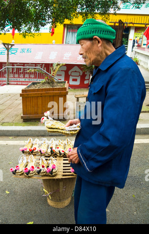 Alten Anbieter in der Nähe von Shibaozhai Pagode, China Stockfoto