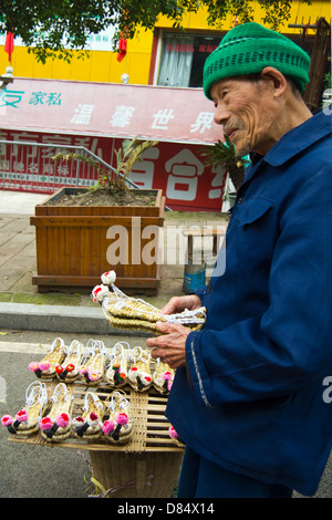 Alten Anbieter in der Nähe von Shibaozhai Pagode, China Stockfoto