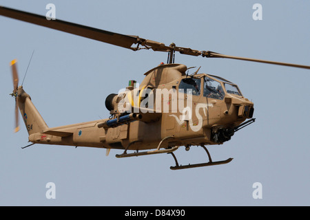 Ein AH-1 s Tzefa Kampfhubschrauber der israelischen Luftwaffe fliegt über der Wüste Negev, Israel. Stockfoto