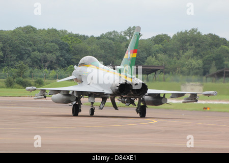 Ein Eurofighter Typhoon von der Royal Air Force taxis bis zum Ende der Start-und Landebahn am Luftwaffenstützpunkt Fairford, Vereinigtes Königreich. Stockfoto