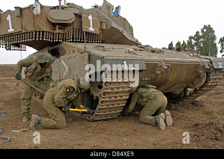 Ein Israel Defense Force Merkava Markierung IV Kampfpanzer während Track Ersatz Bohrer. Stockfoto