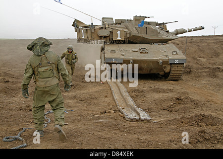 Ein Israel Defense Force Merkava Markierung IV Kampfpanzer während Track Ersatz Bohrer. Stockfoto