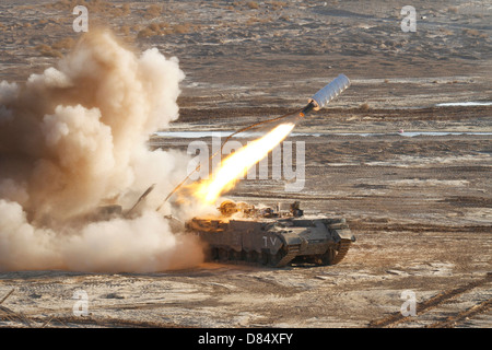 Ein Israel Defense Force Combat Engineers Puma Schützenpanzer startet eine Mine clearing Linie kostenlos. Stockfoto