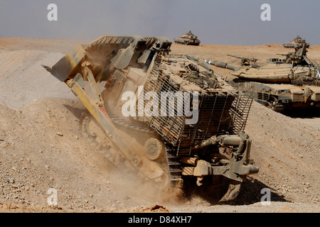 Ein Israel Defense Force gepanzert Caterpillar d-9 ebnet den Weg für Mark IV Kampfpanzer während einer Übung. Stockfoto