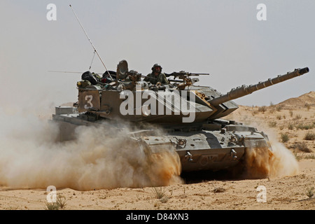 Ein Israel Defense Force Magach 7 Kampfpanzer während einer Übung in der Wüste Negev, Israel. Stockfoto