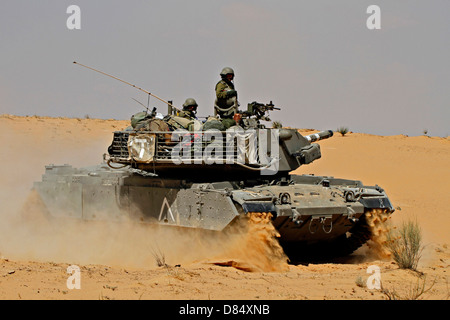 Ein Israel Defense Force Magach 7 Kampfpanzer während einer Übung in der Wüste Negev, Israel. Stockfoto