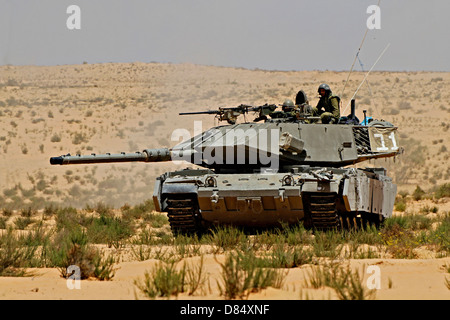 Ein Israel Defense Force Magach 7 Kampfpanzer während einer Übung in der Wüste Negev, Israel. Stockfoto