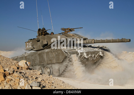 Ein Israel Defense Force Magach 7 Kampfpanzer während einer Übung in der Wüste Negev, Israel. Stockfoto