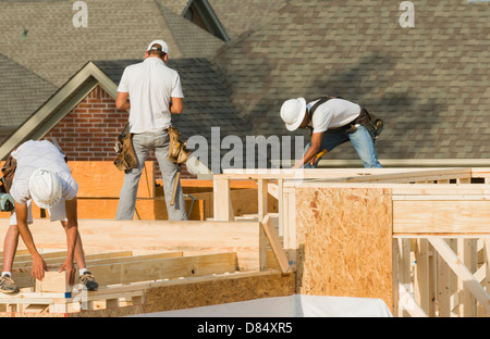 Bauarbeiter, die Gestaltung der Noppen für ein neues Zuhause. Stockfoto