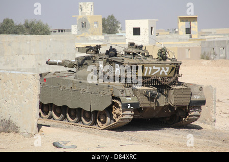 Ein Israel Defense Force Merkava Mark II Kampfpanzer zeigt Häuserkampf Techniken. Stockfoto