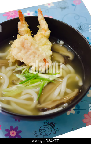 Udon-Nudeln mit Garnelen-Tempura in schwarz Schüssel, japanisches Essen Stockfoto
