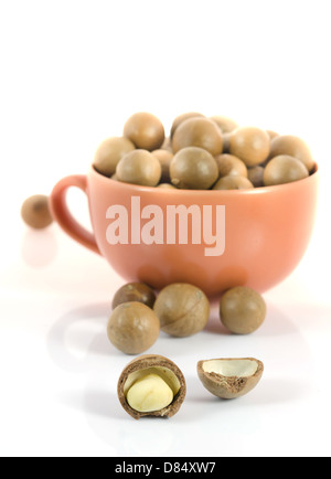 Geschälte und ungeschälte Macadamia-Nüssen Stockfoto