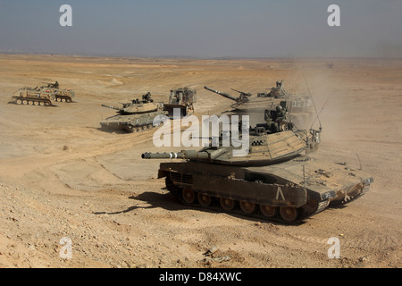 Ein Israel Defense Force Merkava Markierung IV Kampfpanzer und Caterpillar d-9 während einer Übung in der Negev-Wüste serest, Israel. Stockfoto