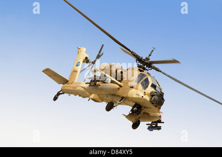 Ein AH-64A Peten-Kampfhubschrauber der israelischen Luftwaffe auf dem Weg für ein Training Sortie über Ramon Air Force Base in Israel. Stockfoto