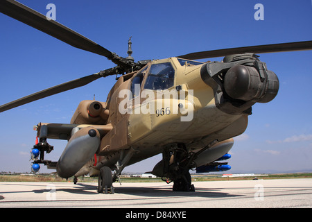 Ein AH-64A Peten-Kampfhubschrauber der israelischen Luftwaffe auf dem Display an Tel Nof Air Force Base in Israel. Stockfoto