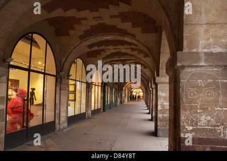 Elegantere chic Kunstgalerien säumen die Arkade an der Nordseite des Place des Vosges. Aus dem from1612 es ist der älteste Stadtplatz Paris. Frankreich. Stockfoto