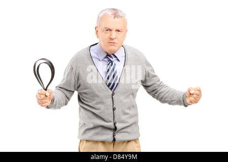 Wütend reifer Mann hält einen Gürtel und Blick in die Kamera, die isoliert auf weißem Hintergrund Stockfoto