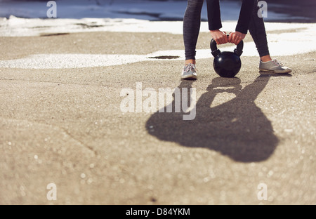 Schatten einer Fitness-Crossfit-Frau heben eine kettlebell Stockfoto