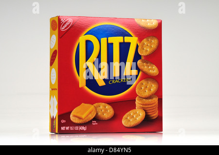 Box mit Ritz Cracker auf weißem Hintergrund Ausschnitt. USA Stockfoto