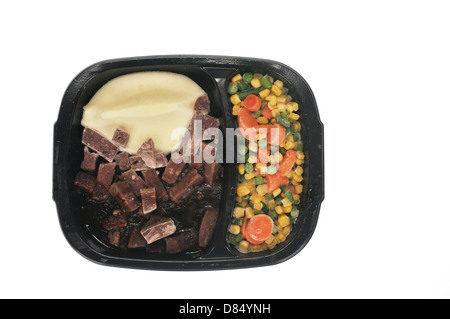 Gefrorene Tv Dinner mit buntem Gemüse, Kartoffelpüree und Rindfleisch Fleisch Tipps auf weißem Hintergrund Ausschnitt, USA. Stockfoto