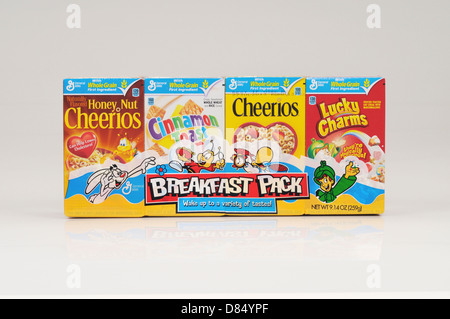 Boxen von General Mills Cerealien Frühstückspaket auf weißem Hintergrund Ausschnitt. USA Stockfoto