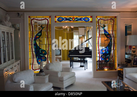 Ein Blick auf das Wohnzimmer in Elvis Presleys Villa Graceland in Memphis, Tennessee Stockfoto