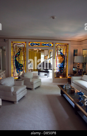 Ein Blick auf das Wohnzimmer in Elvis Presleys Villa Graceland in Memphis, Tennessee Stockfoto