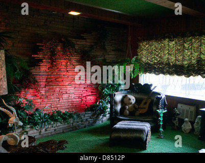 Ein Blick auf den Jungle Room in Elvis Presleys Villa Graceland in Memphis, Tennessee Stockfoto