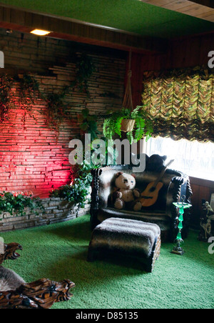 Ein Blick auf den Jungle Room in Elvis Presleys Villa Graceland in Memphis, Tennessee Stockfoto