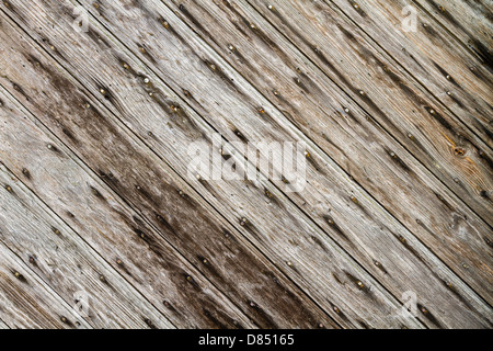 Rustikales Holz mit alten Nägeln. Stockfoto