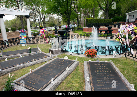 Ein Blick auf das Grab von Elvis Presley und seine Familienangehörigen in Graceland in Memphis, Tennessee Stockfoto