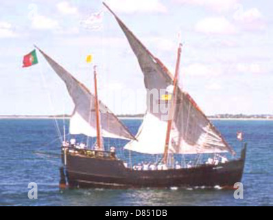Die Caravel Boa Esperanca ist ein historisches portugiesisches Segelschiff, das typischerweise während des Zeitalters der Erkundung eingesetzt wird. Bekannt für sein fortschrittliches Design, spielte es eine entscheidende Rolle bei der portugiesischen Meeresforschung und der Entdeckung neuer Handelsrouten. Stockfoto