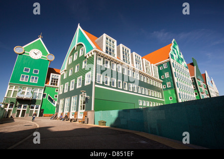 Der ultra trendige, moderne Bahnhof in Zaanstadt, die traditionellen Hausstil Bereich aussehen soll, Stockfoto