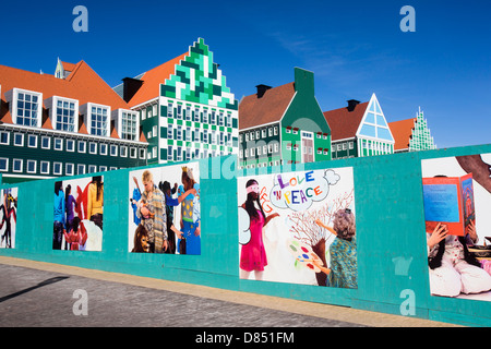 Der ultra trendige, moderne Bahnhof in Zaanstadt, die traditionellen Hausstil Bereich aussehen soll, Stockfoto