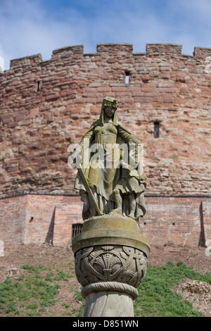 Aethelflaed oder Ethelfleda, auch bekannt als die Dame das Mercians. Ihre Statue steht in der Nähe von Tamworth Castle. Stockfoto