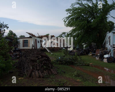 Oklahoma, USA. 19. Mai 2013. Oklahoma, USA. 19. Mai 2013. Ein halbe Meile breiten Tornado nördlich von Luther zerstört mehrere Häuser in der Gegend.  Bildnachweis: James Pratt / Alamy Live News Stockfoto