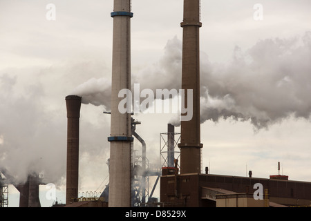 Emissionen aus dem Tata Stahl arbeitet in Ijmuiden, Niederlande. Stockfoto