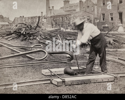 Eisenbahn-Bauarbeiter Begradigung Track; Haufen von verdrehten Schienen im Hintergrund. 1862 / 63 Stockfoto