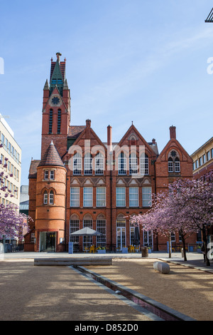 Die Ikon Gallery Birmingham im Frühjahr. Gefüllte Blüte Bäume auf Oozells Platz. Stockfoto