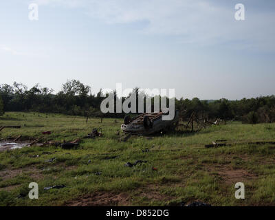 Oklahoma, USA. 19. Mai 2013. Oklahoma, USA. 19. Mai 2013. Ein Pickup-Truck wurde von einem F4-Tornado nördlich von Luther hob und drehte den Kopf unten mehrere hundert Yards entfernt.  Bildnachweis: James Pratt / Alamy Live News Stockfoto