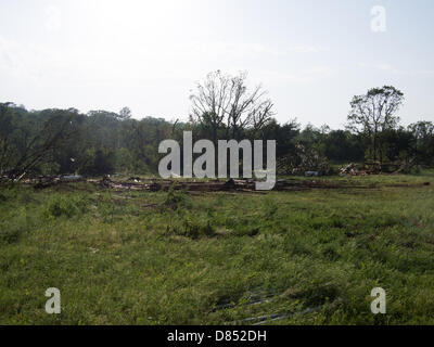 Oklahoma, USA. 19. Mai 2013. Oklahoma, USA. 19. Mai 2013. Ein Mobilheim verwendet, um hier gefunden werden.  Ein F4-Tornado zerstört das Haus verlassen nichts anderes als das Fundament.  Bildnachweis: James Pratt / Alamy Live News Stockfoto