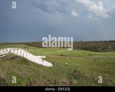 Oklahoma, USA. 19. Mai 2013. Oklahoma, USA. 19. Mai 2013. Unwetter in zentralen Oklaoma brachte mehrere Tornados, diese eingeschlossen, die umfangreiche östlich von Edmond, Oklahoma Schäden.  Bildnachweis: James Pratt / Alamy Live News Stockfoto