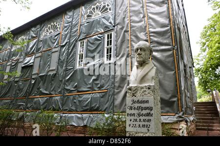 Das Goethe-Theater ist mit planen in Bad Lauchstaedt, Deutschland, 10. Mai 2013 abgedeckt. Das Theater konzipiert und von Goethe eröffnet braucht ernsthafte Renovierungsarbeiten mehr als 200 Jahren. Das Fachwerk-Gebäude ist Suffereing aus schweren trocken- und Fäulnis. Foto: Jan Woitas Stockfoto