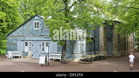 Das Goethe-Theater ist mit planen in Bad Lauchstaedt, Deutschland, 10. Mai 2013 abgedeckt. Das Theater konzipiert und von Goethe eröffnet braucht ernsthafte Renovierungsarbeiten mehr als 200 Jahren. Das Fachwerk-Gebäude ist Suffereing aus schweren trocken- und Fäulnis. Foto: Jan Woitas Stockfoto